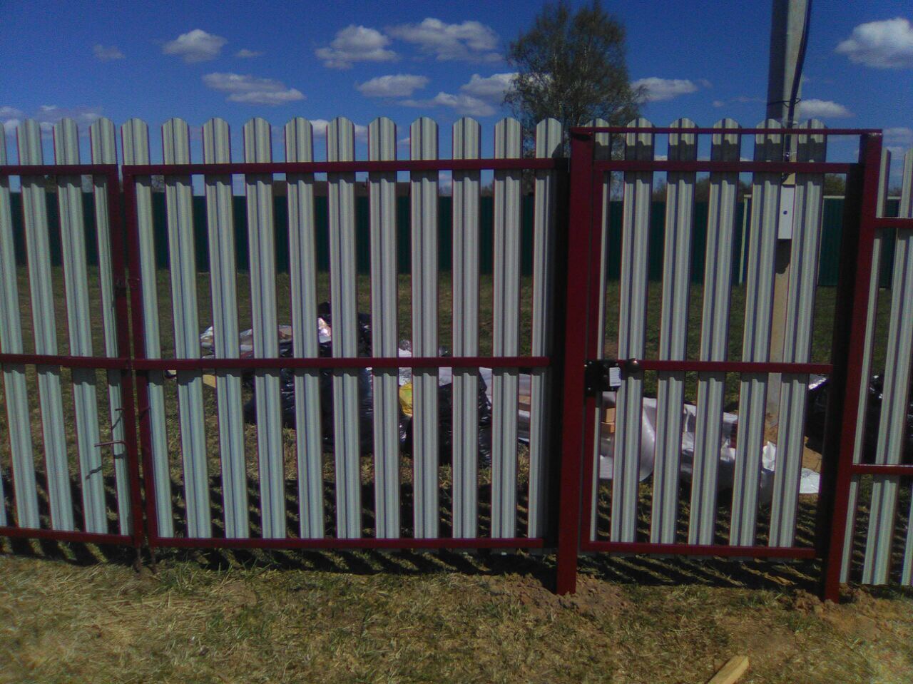 Забор из металлического штакетника заборыч. Забор из евра штокетника. Забор из евроштакетника 20 метров с воротами. Забор из евроштакетника 20 метров. Забор из евроштакетника 7054.